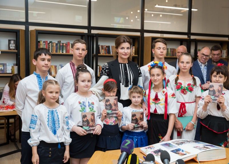 В День вышиванки украинские политики пришли на работу в национальной одежде. Фоторепортаж 12