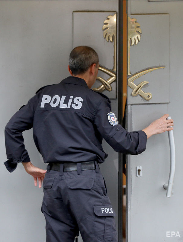 ﻿Турецькі слідчі, які розшукують журналіста Хашоггі, прийшли з обшуком у Генконсульство Саудівської Аравії у Стамбулі. Фоторепортаж 1