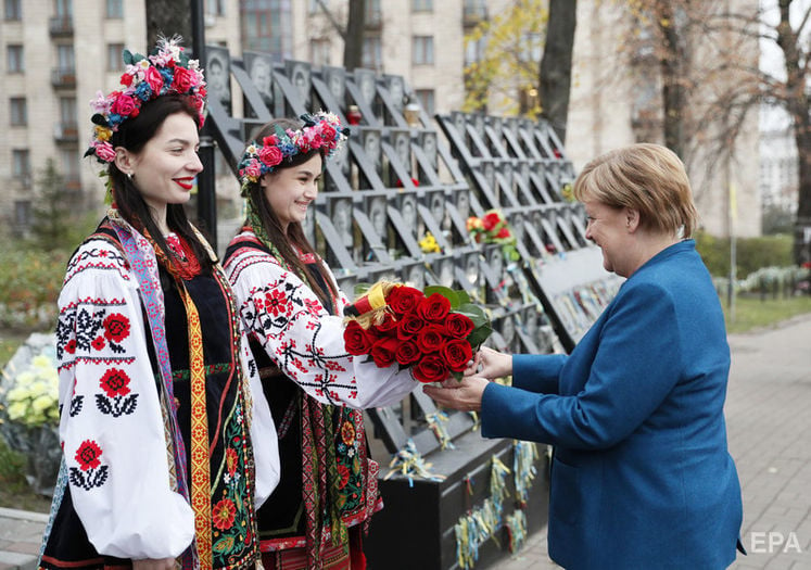 Ð“Ð»Ð°Ð²Ð° Ð½Ñ–Ð¼ÐµÑ†ÑŒÐºÐ¾Ð³Ð¾ ÑƒÑ€ÑÐ´Ñƒ Ð²Ñ–Ð´Ð²Ñ–Ð´Ð°Ð»Ð° Ð¼ÐµÐ¼Ð¾Ñ€Ñ–Ð°Ð» Ð“ÐµÑ€Ð¾ÑÐ¼ ÐÐµÐ±ÐµÑÐ½Ð¾Ñ— ÑÐ¾Ñ‚Ð½Ñ– Ð² ÐšÐ¸Ñ”Ð²Ñ–. Ð¤Ð¾Ñ‚Ð¾: EPA