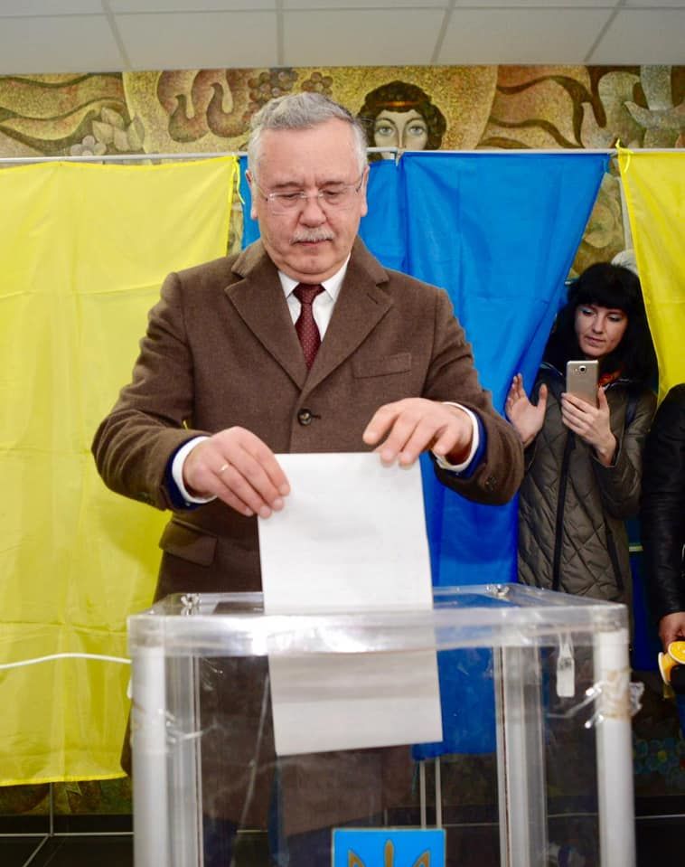 На виборах в Україні проголосували кандидати у президенти. Фоторепортаж 5