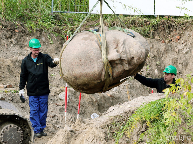 В лесу под Берлином откопали гигантскую голову памятника Ленину. Фоторепортаж / Гордон
