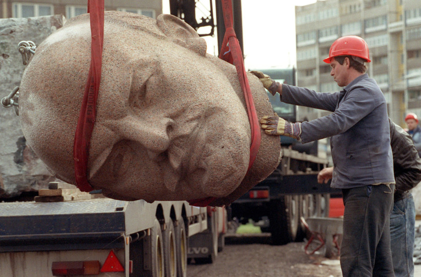 1991 год. Демонтаж памятника. Фото: vocativ.com