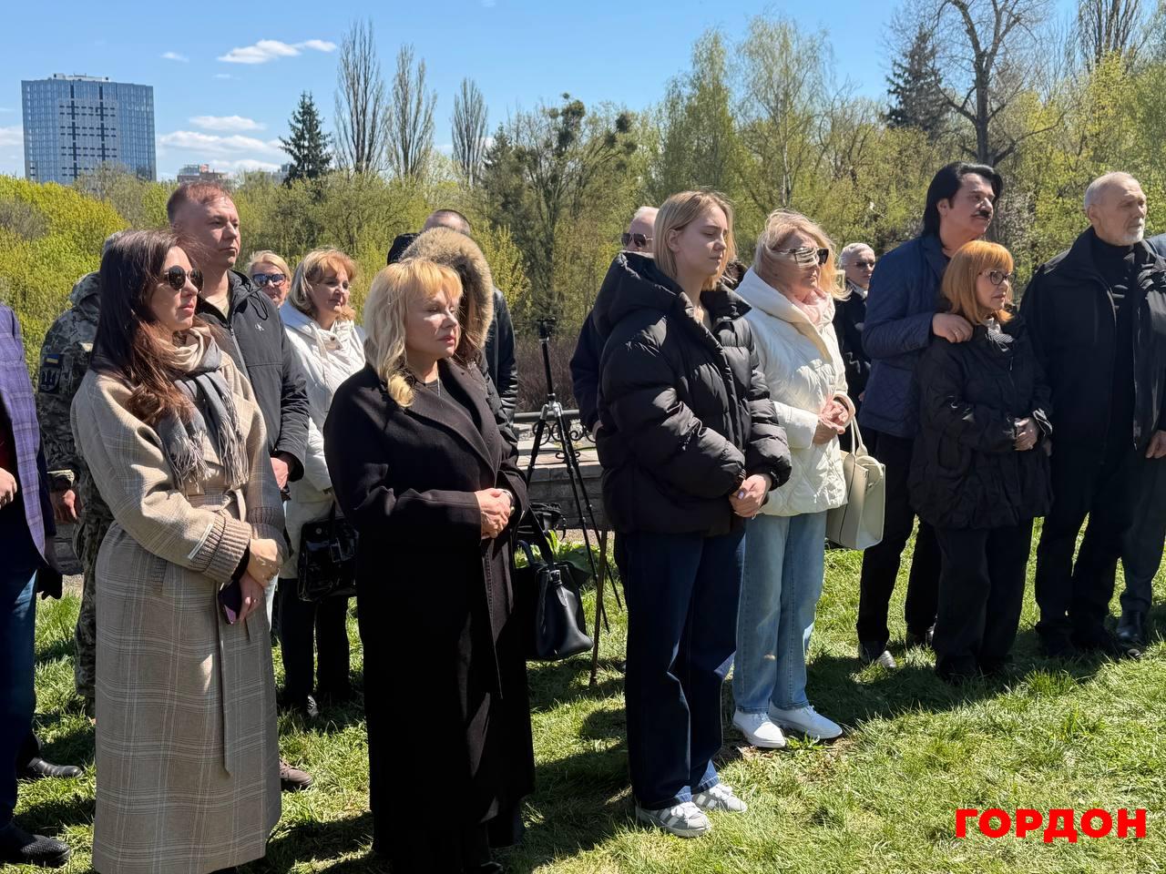 На Байковом кладбище прошла церемония открытия памятника народному артисту Виталию Билоножко. Фото 8