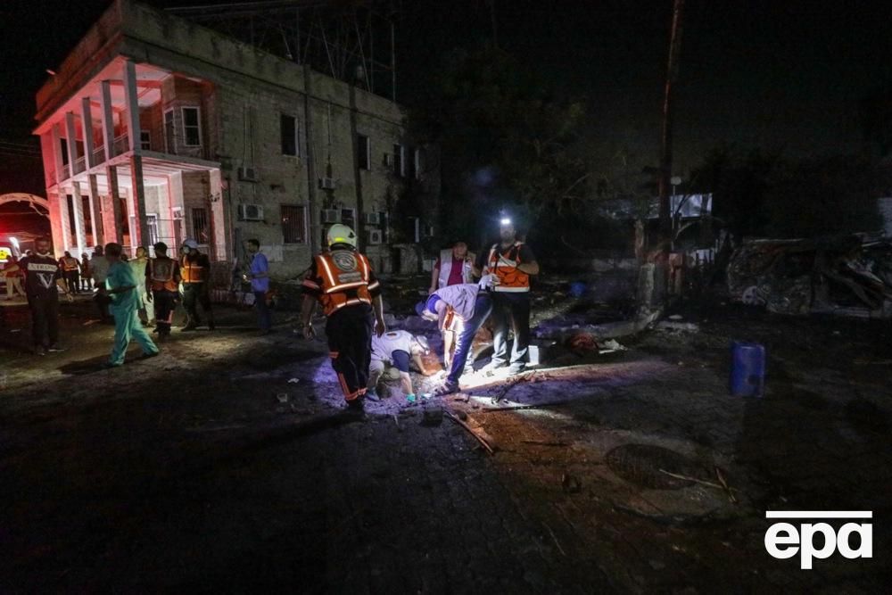 На госпиталь в Газе упала ракета. Власти Палестины заявляют о сотнях погибших и раненых. Фоторепортаж 1